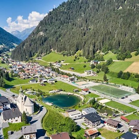 Neues Luxeriös Eingerichtetes Bock *