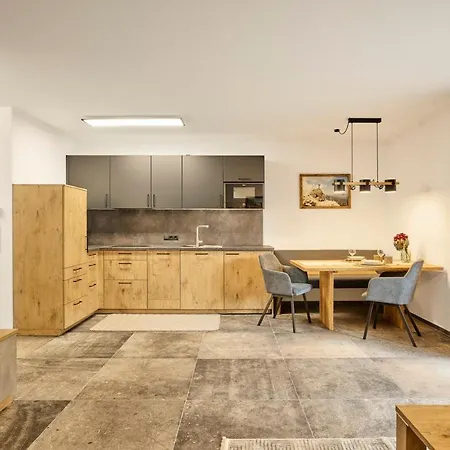 Neues Luxerioes Eingerichtetes Bock See