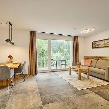 Neues Luxeriös Eingerichtetes Bock